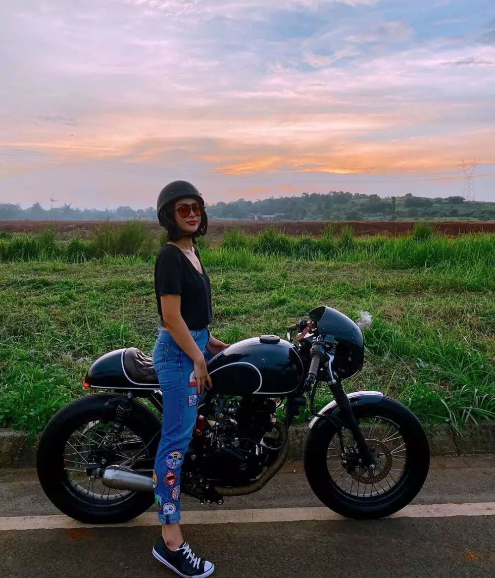 potret selvi kitty saat naik moge instagram potret selvi kitty saat naik moge instagram