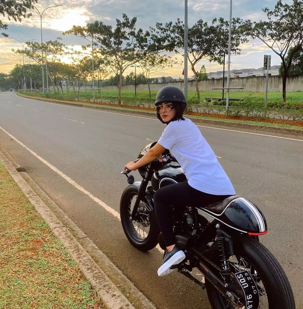 potret selvi kitty saat naik moge instagram potret selvi kitty saat naik moge instagram