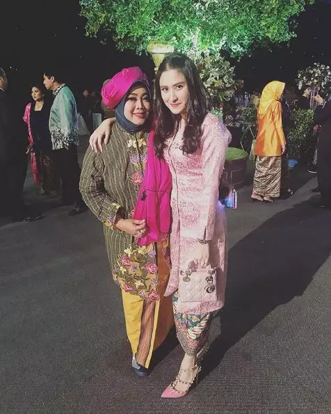 6 pesona Angbeen Rishi kenakan kebaya Instagram 6 pesona Angbeen Rishi kenakan kebaya Instagram