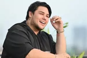 Omzet menurun saat corona, Ivan Gunawan banting stir jualan peyek