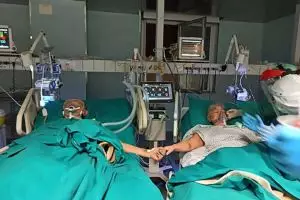 Positif corona, pasangan lansia rayakan hari jadi ke-50 di rumah sakit