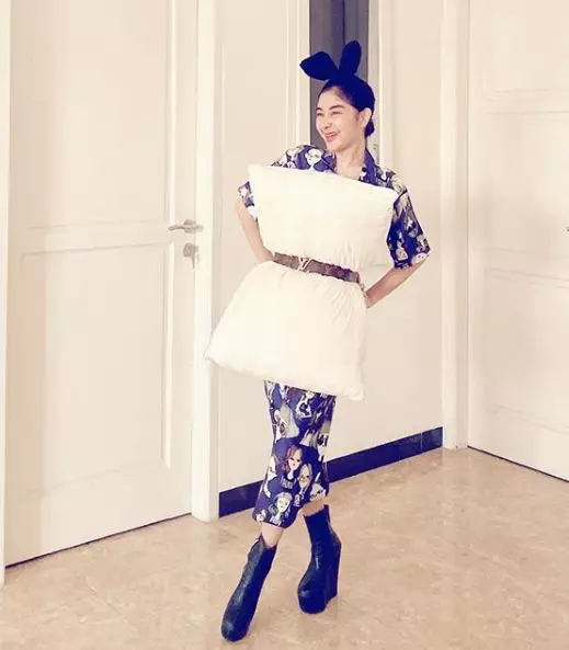 Pesona 10 seleb ikut pillow dress challenge Instagram Pesona 10 seleb ikut pillow dress challenge Instagram