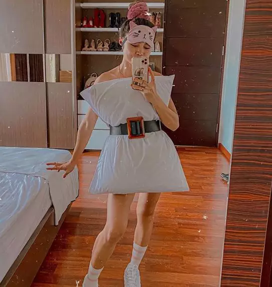 Pesona 10 seleb ikut pillow dress challenge Instagram Pesona 10 seleb ikut pillow dress challenge Instagram