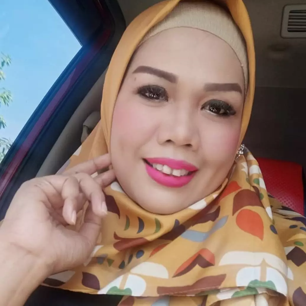 Pose di pinggir kolam renang, busana Elly Sugigi jadi sorotan