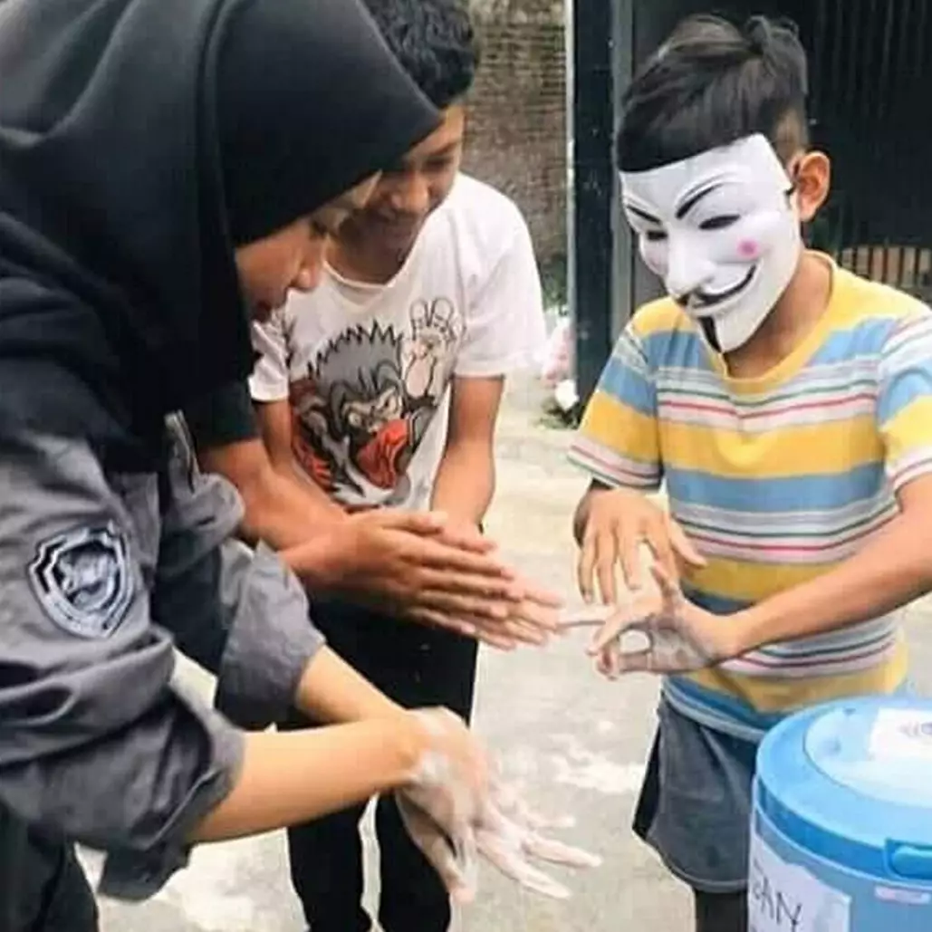 10 Momen absurd kegiatan wajib di rumah ini bikin cekikikan