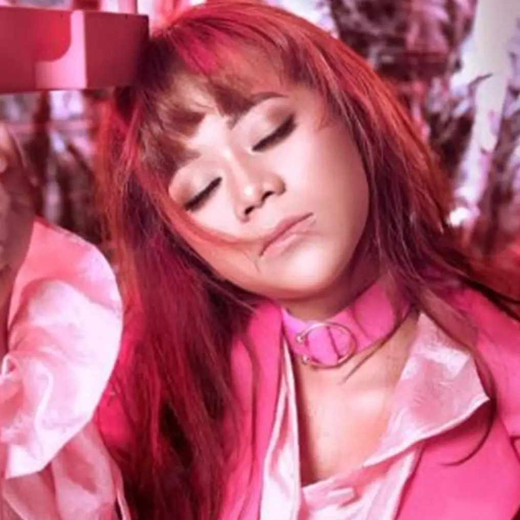  6 Gaya pemotretan Cimoy Montok, penampilannya bikin pangling