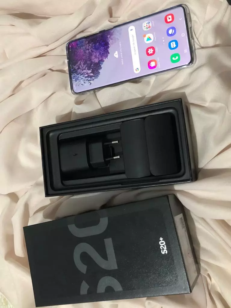 Unboxing s20 © 2020 brilio.net