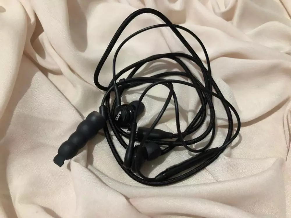 Unboxing s20 © 2020 brilio.net