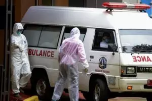 Kisah Ika, relawan cantik yang jadi sopir ambulans pasien corona