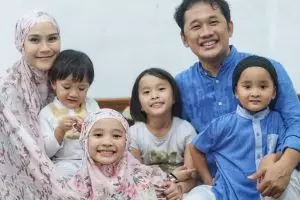 Baju anak disebut tak pernah ganti, Zaskia Adya Mecca jawab bijak