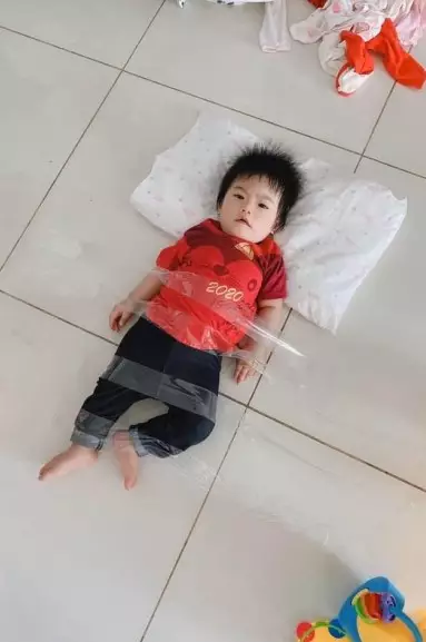 ayah plester anak di lantai © 2020 Sin Chew Daily ayah plester anak di lantai © 2020 Sin Chew Daily