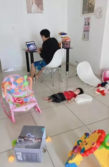 ayah plester anak di lantai © 2020 Sin Chew Daily ayah plester anak di lantai © 2020 Sin Chew Daily