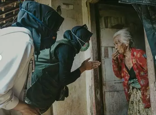 Momen Sonya Fatmala blusukan beri bantuan  Instagram