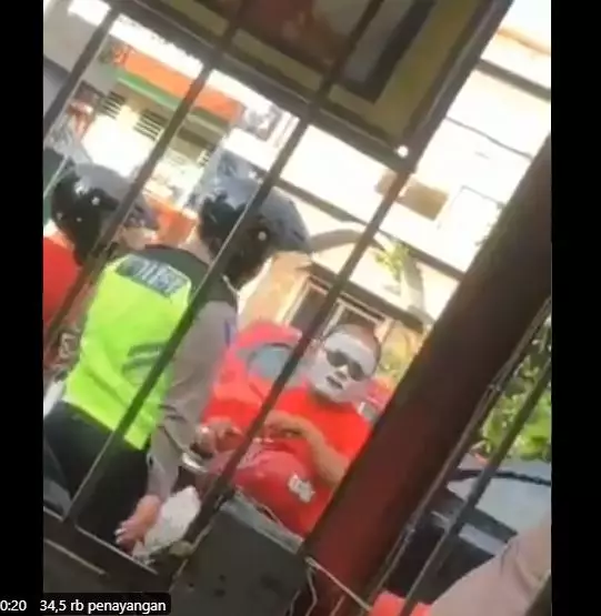 Pria pakai masker kecantikan Twitter Pria pakai masker kecantikan Twitter