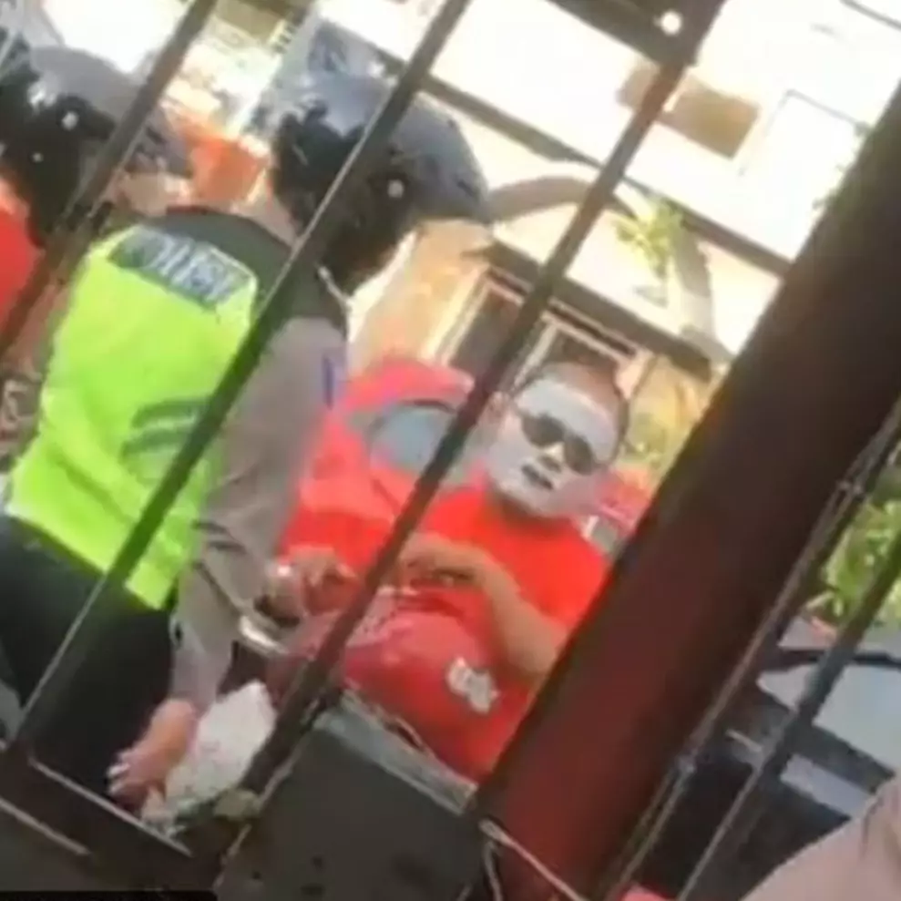 Aksi pria keluar rumah pakai masker kecantikan, bikin tepuk jidat