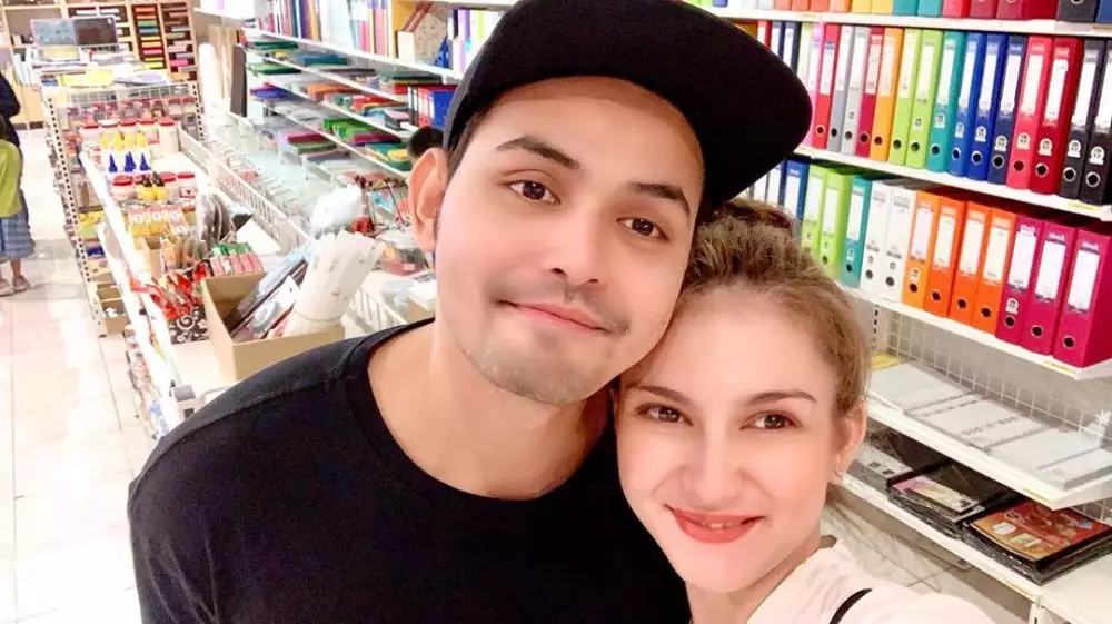 seleb memilih berdagang Instagram seleb memilih berdagang Instagram