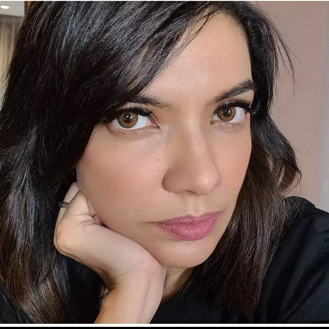 Tak bisa ke salon, 5 seleb ini mewarnai rambut sendiri di rumah