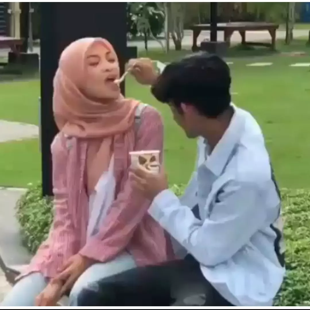 7 Aksi pasangan bucin ini endingnya bikin kamu geli