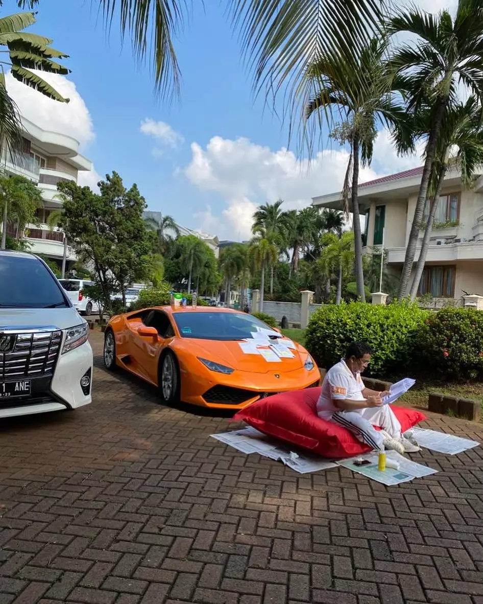 potret hotman paris berjemur sambil kerja instagram