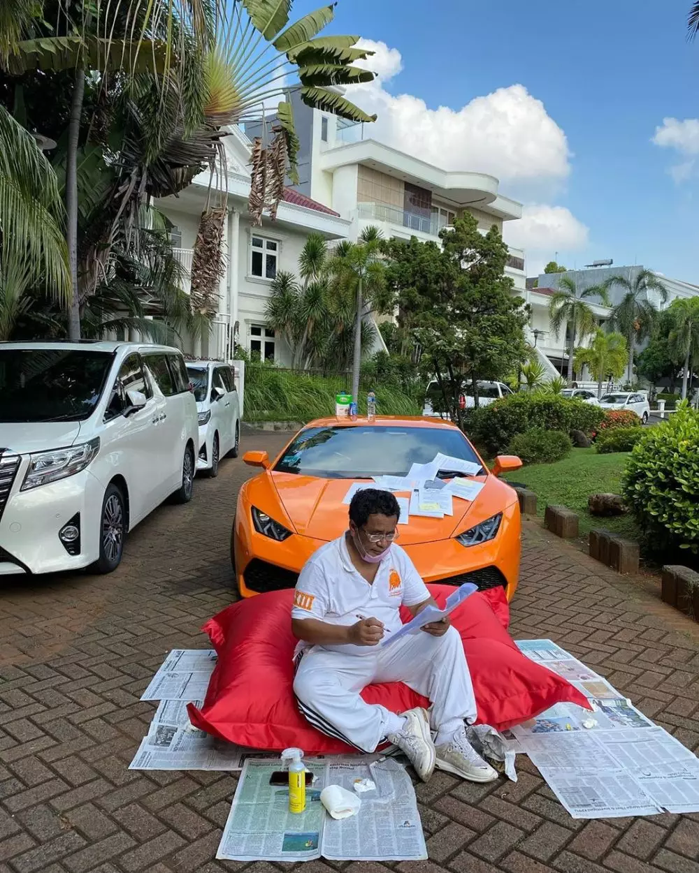 potret hotman paris berjemur sambil kerja instagram