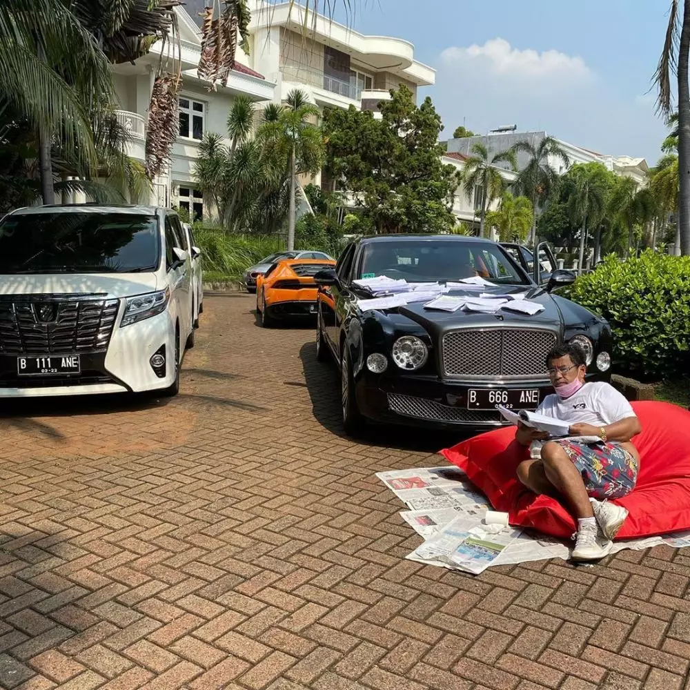 potret hotman paris berjemur sambil kerja instagram