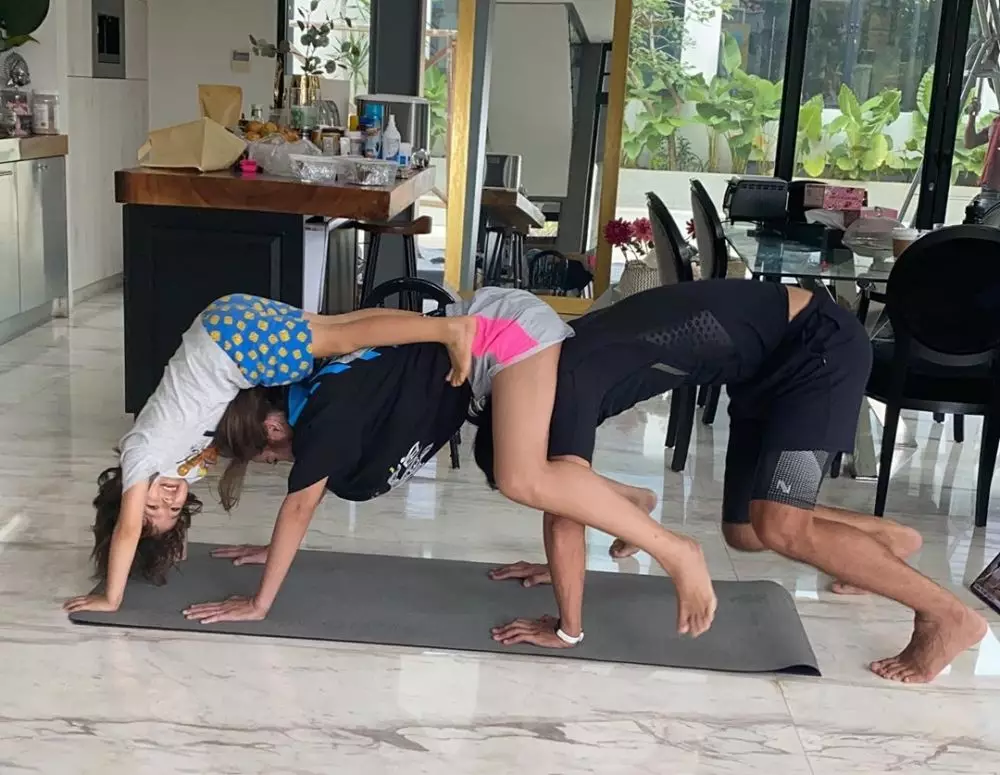 Jedar lakukan yoga bersama orang tercinta © 2020 brilio.net