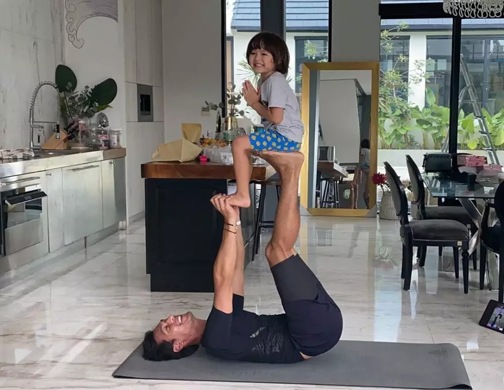 Jedar lakukan yoga bersama orang tercinta © 2020 brilio.net