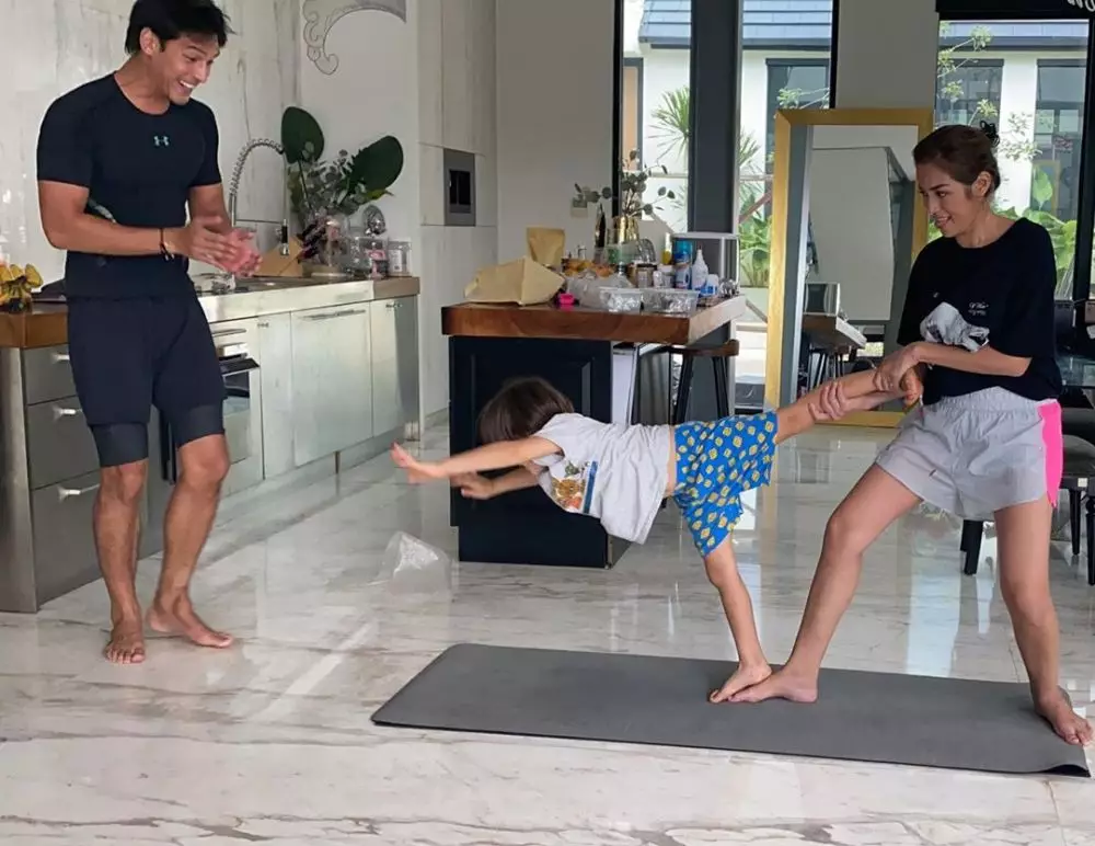 Jedar lakukan yoga bersama orang tercinta © 2020 brilio.net