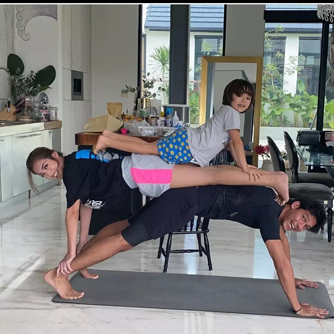 7 Aksi seru Jessica Iskandar yoga bareng anak &amp; Richard Kyle
