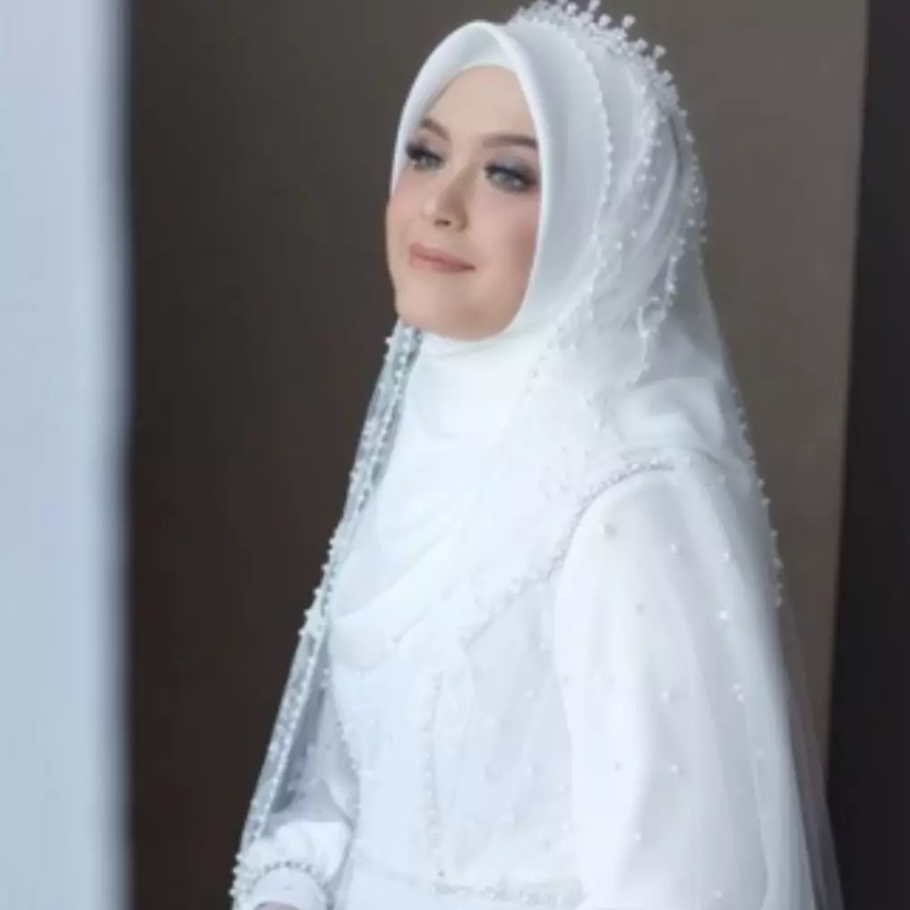 Cerita unik di balik gaun pengantin Vebby Palwinta