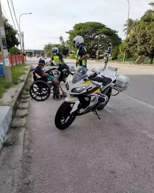 Polisi ini antar pulang kakek berkursi roda di pinggir jalan Facebook Polisi ini antar pulang kakek berkursi roda di pinggir jalan Facebook