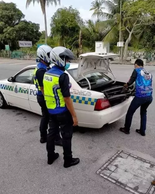 Polisi ini antar pulang kakek berkursi roda di pinggir jalan Facebook Polisi ini antar pulang kakek berkursi roda di pinggir jalan Facebook