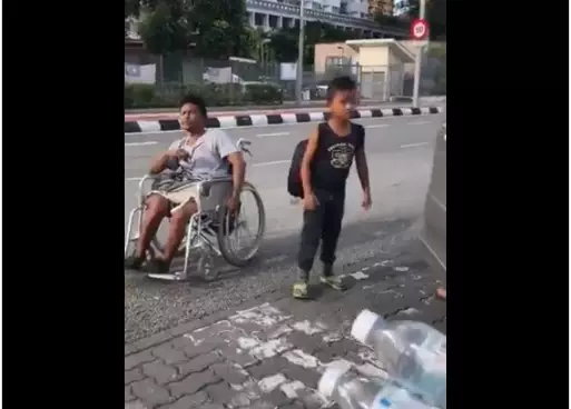 Ayah dan anak ini tolak bantuan yang berlebihan Twitter/@_AZ69