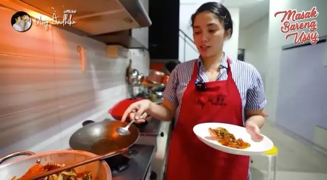 12 seleb masak di rumah © 2020 brilio.net