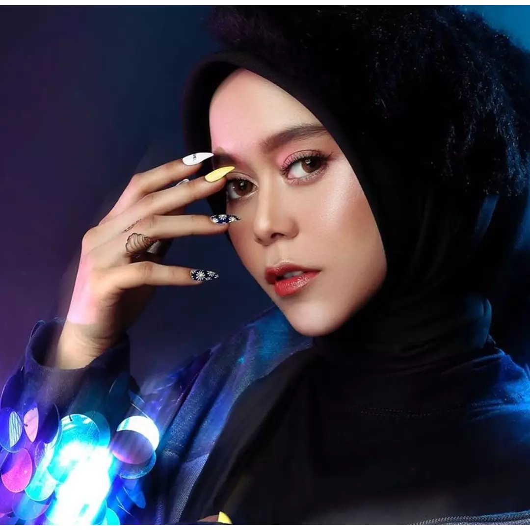 Biasa tampil cetar, 7 pesona Lesty Kejora natural ini manglingi