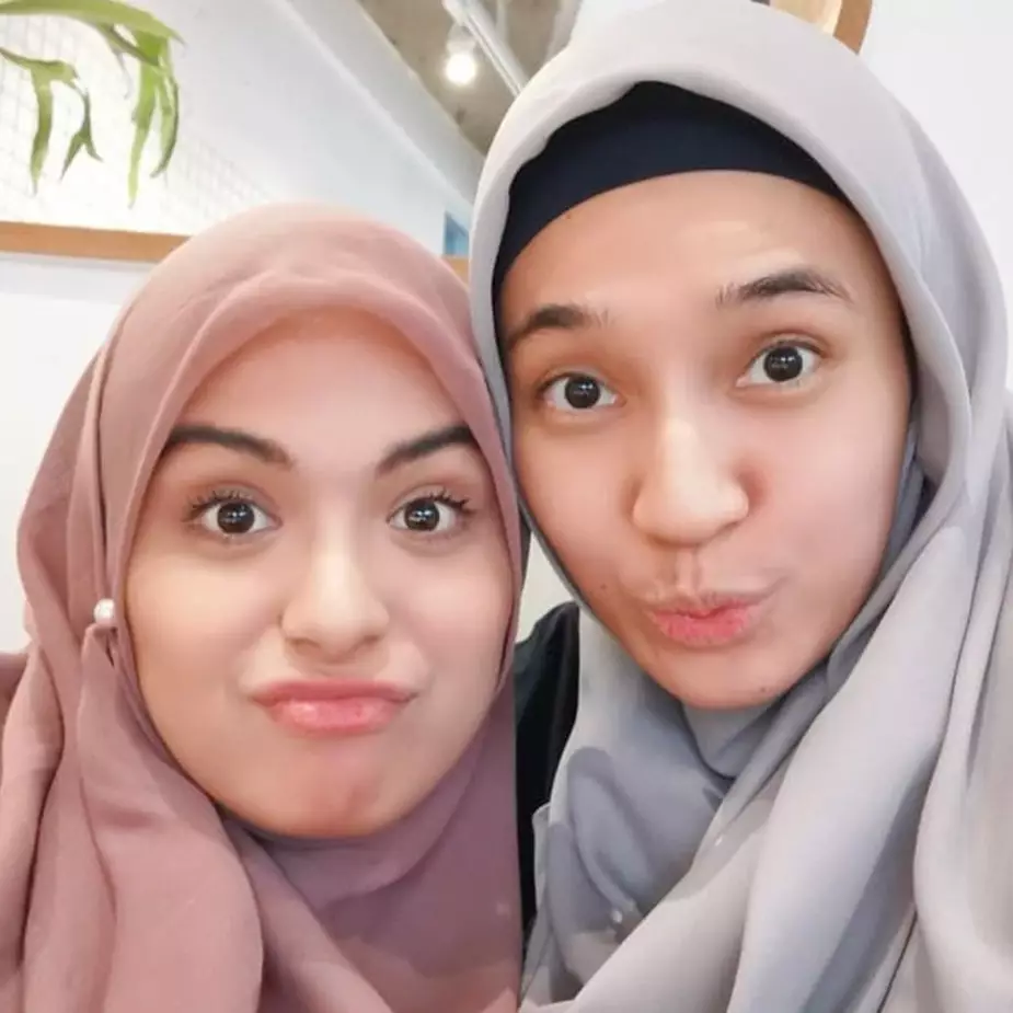 8 Potret persahabatan Dhini Aminarti &amp; Vebby Palwinta, so sweet
