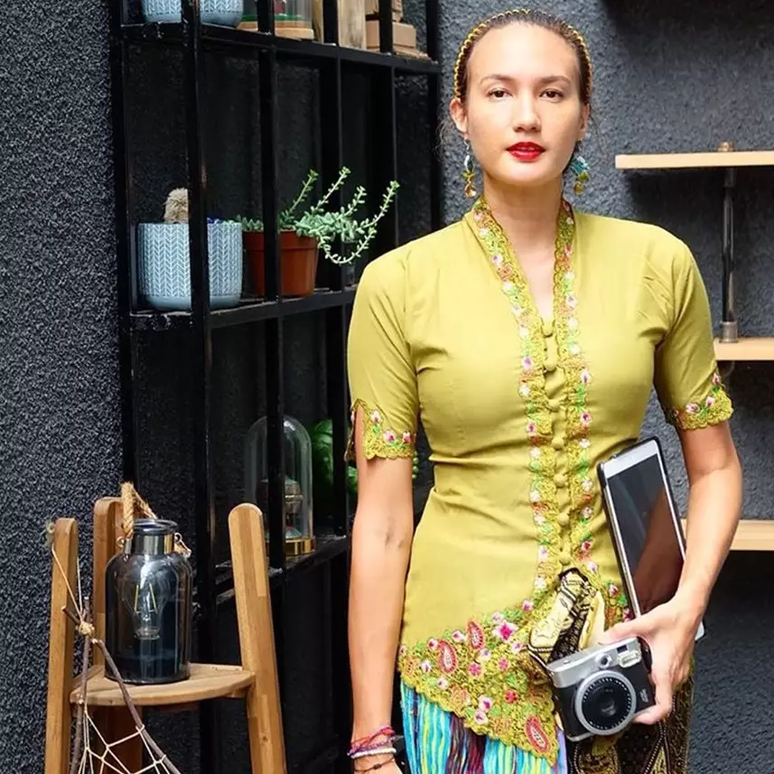 Nadine Chandrawinata lelang kebaya dan anting di Hari Kartini