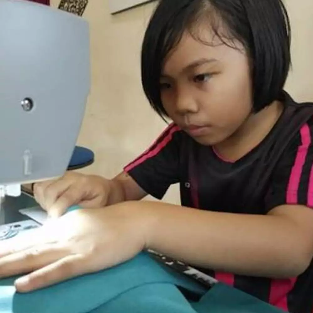 Cerita haru bocah 9 tahun jahit baju pelindung diri tim medis