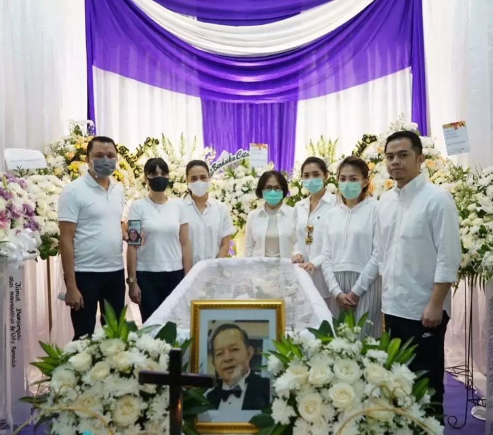 Momen pemakaman ayah Angel Karamoy  © 2020 brilio.net Momen pemakaman ayah Angel Karamoy  © 2020 brilio.net