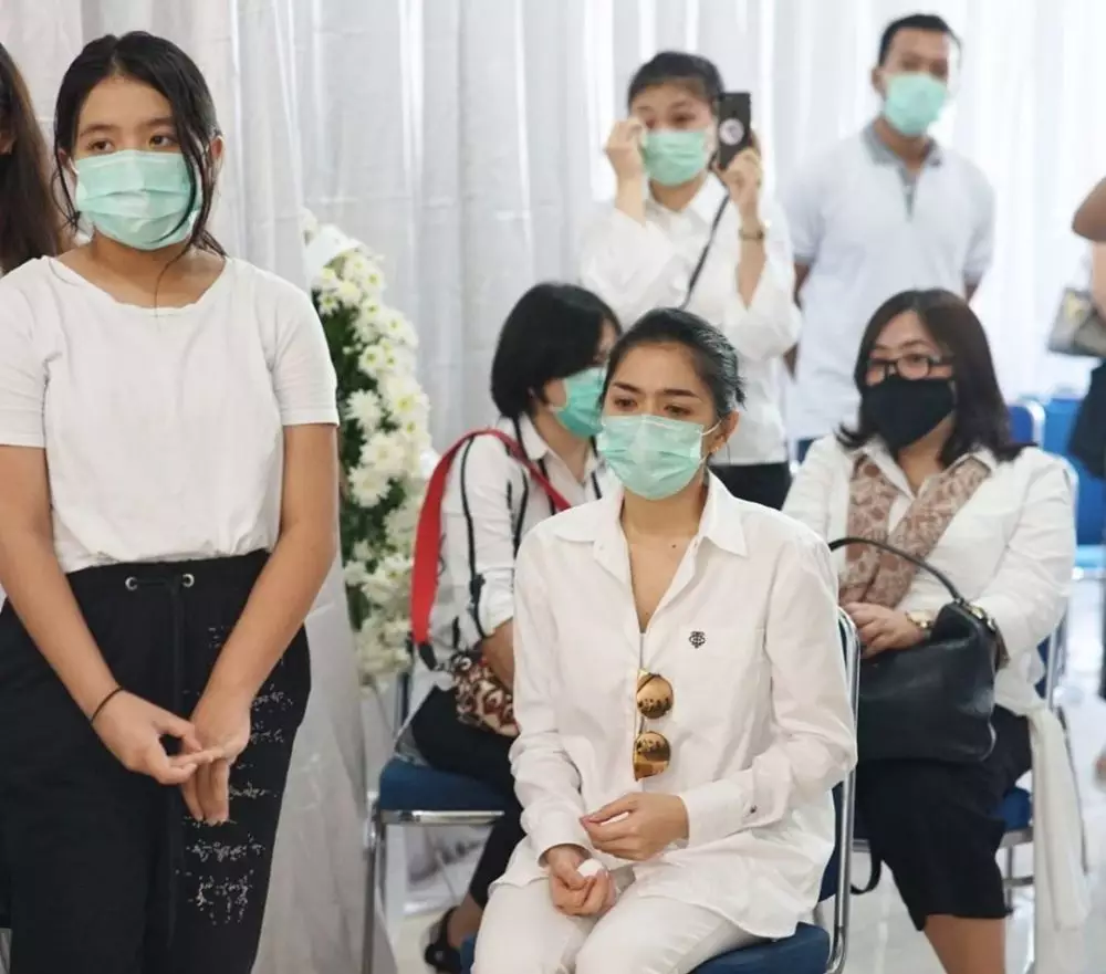 Momen pemakaman ayah Angel Karamoy  © 2020 brilio.net Momen pemakaman ayah Angel Karamoy  © 2020 brilio.net