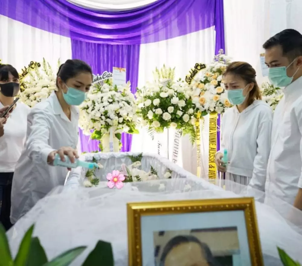 Momen pemakaman ayah Angel Karamoy  © 2020 brilio.net Momen pemakaman ayah Angel Karamoy  © 2020 brilio.net