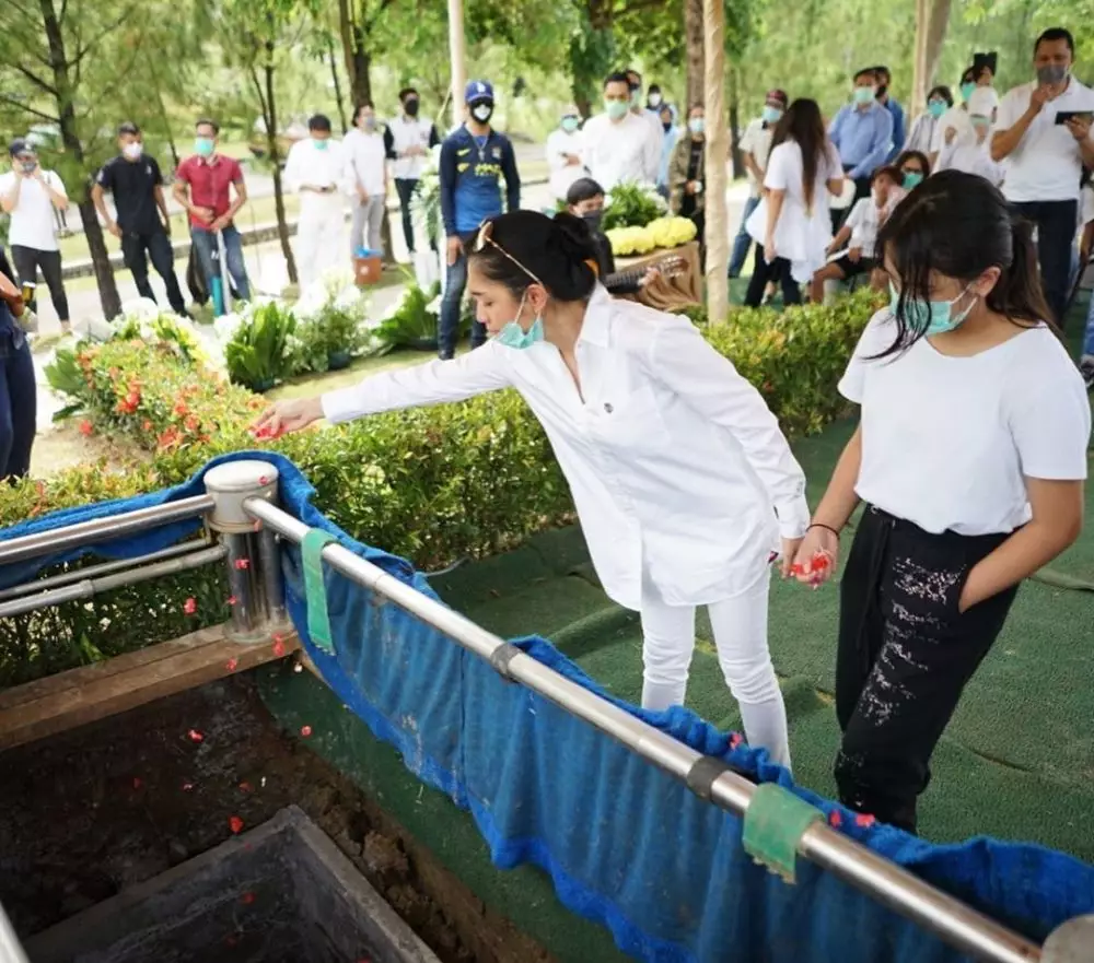 Momen pemakaman ayah Angel Karamoy  © 2020 brilio.net Momen pemakaman ayah Angel Karamoy  © 2020 brilio.net