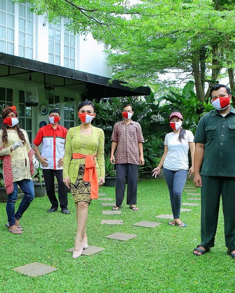 yuni berbagi sembako kebaya © 2020 brilio.net