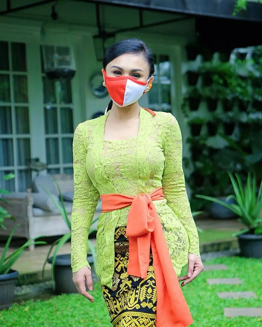 yuni berbagi sembako kebaya © 2020 brilio.net