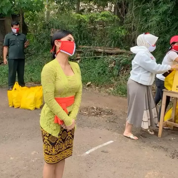 yuni berbagi sembako kebaya © 2020 brilio.net
