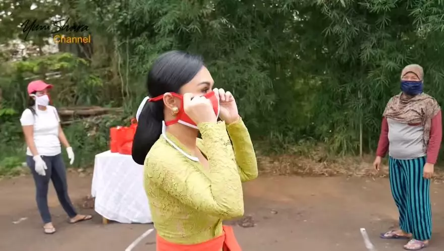 yuni berbagi sembako kebaya © 2020 brilio.net