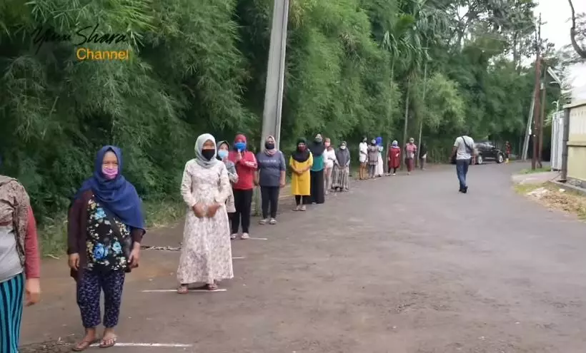 yuni berbagi sembako kebaya © 2020 brilio.net