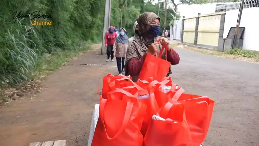 yuni berbagi sembako kebaya © 2020 brilio.net