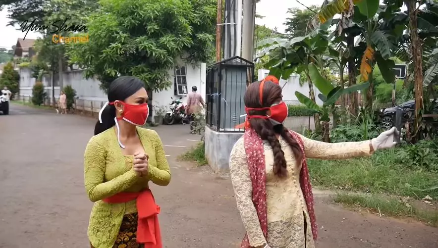 yuni berbagi sembako kebaya © 2020 brilio.net