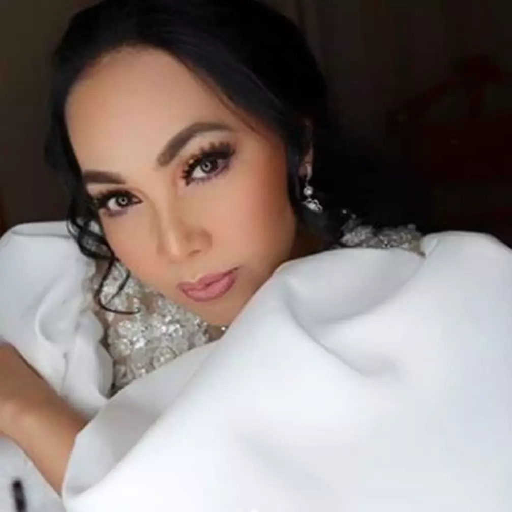 8 Potret lawas Dewi Gita, gaya rambutnya ikonik